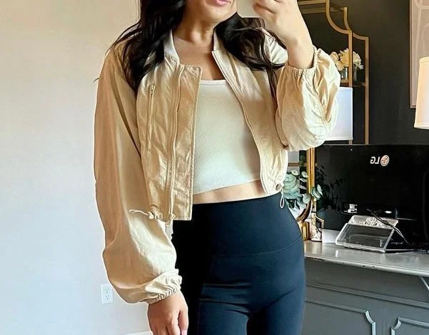 Madden NYC Cropped Jacket Women’s Size Medium Tan Welt Pockets Slit Pockets Flap Pockets