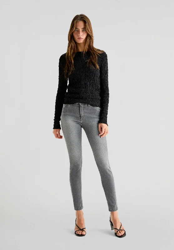 SKINNY JEANS WITH STUDS Stylish High-Waisted Denim